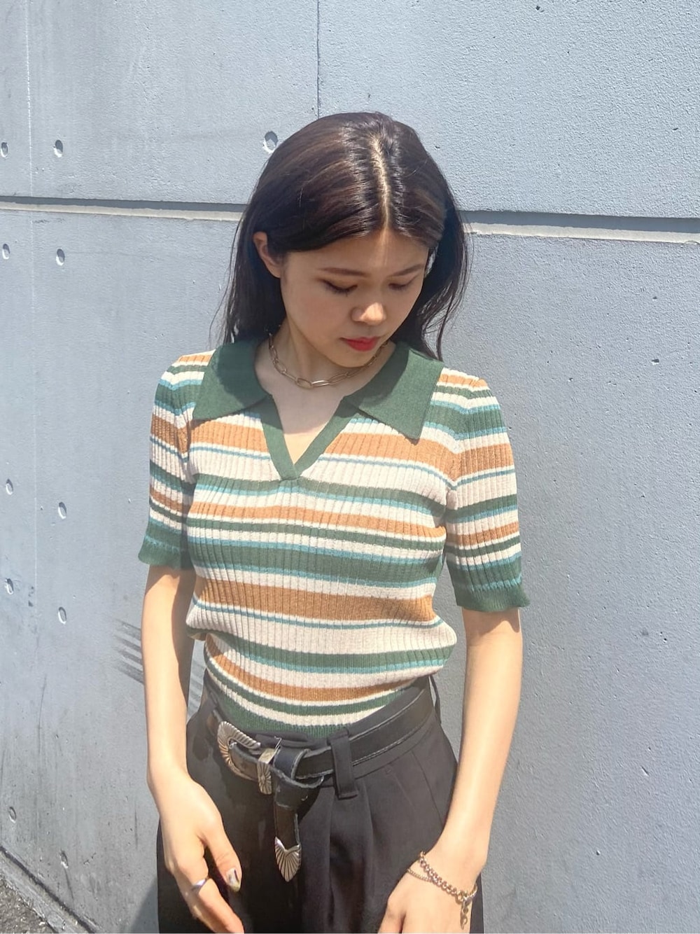 ブラック系のブーツ、グリーン系のニット/セーター、ブラック系のその他パンツを着用したレディースの春コーディネートの4枚目の写真