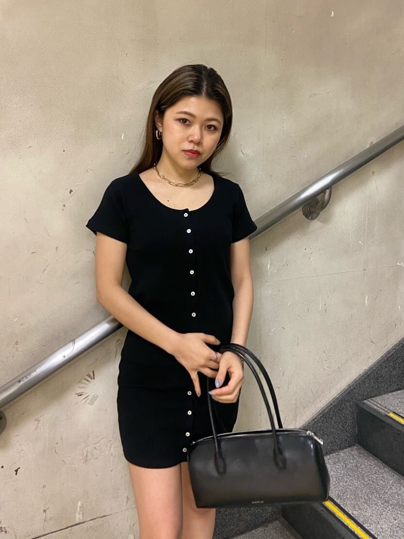 ブラック系のボストンバッグ、ブラック系のワンピース、ブラック系のサンダルを着用したレディースの春コーディネートの2枚目の写真