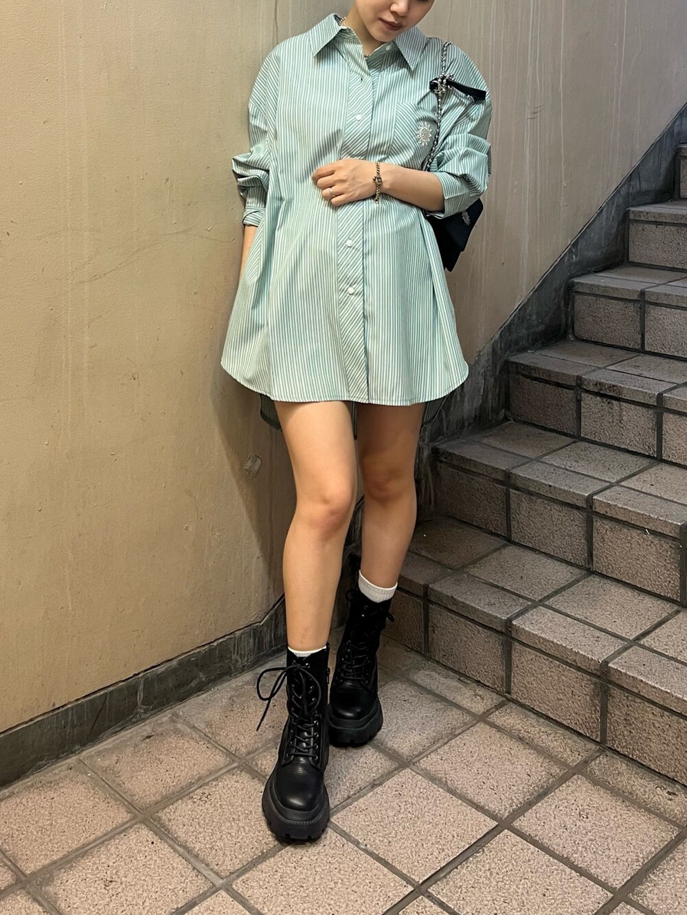 グリーン系のシャツ/ブラウス、ブラック系のブーツ、ホワイト系のその他パンツを着用したレディースの夏コーディネートの2枚目の写真