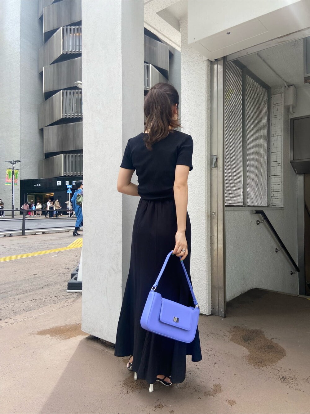 ホワイト系のサンダル、パープル系のショルダーバッグ、ブラック系のTシャツ/カットソーを着用したレディースの春コーディネートの4枚目の写真