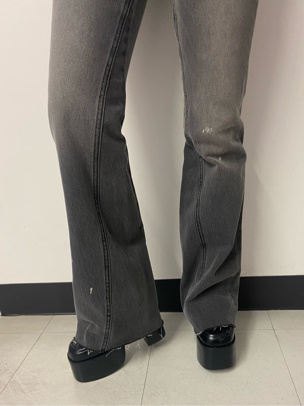 ブルー系のニット/セーター、ブラック系のローファー、グレー系のデニムパンツを着用したレディースの冬コーディネートの5枚目の写真