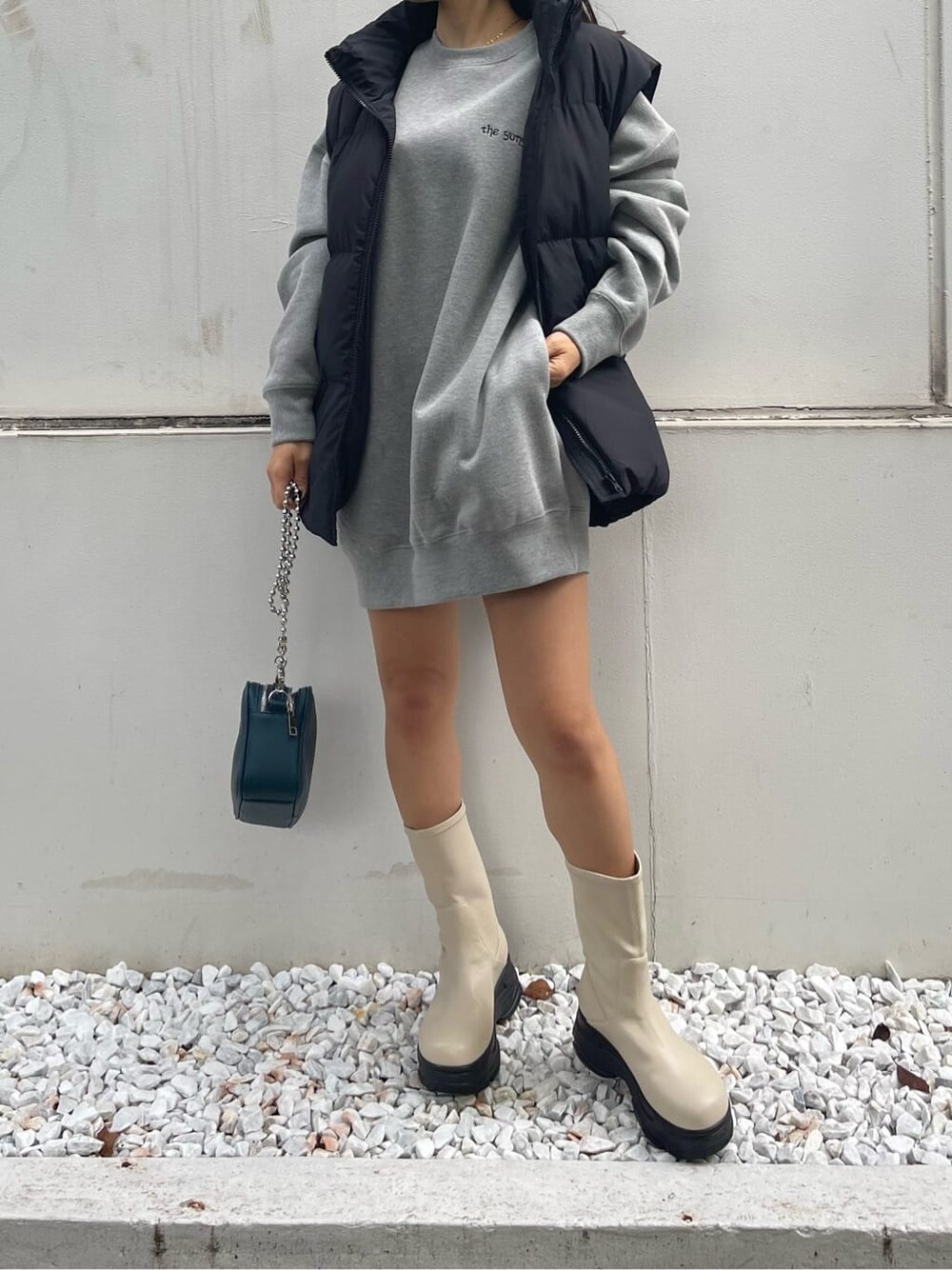 グリーン系のショルダーバッグ、グレー系のスウェット、ホワイト系のブーツを着用したレディースの秋コーディネートの9枚目の写真