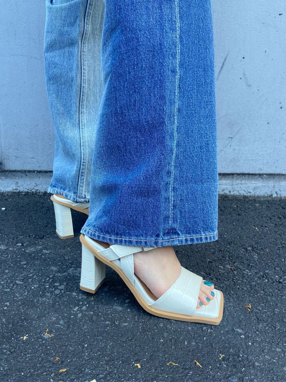 ブラック系のボストンバッグ、グリーン系のキャミソール、ブラック系のTシャツ/カットソーを着用したレディースの春コーディネートの4枚目の写真