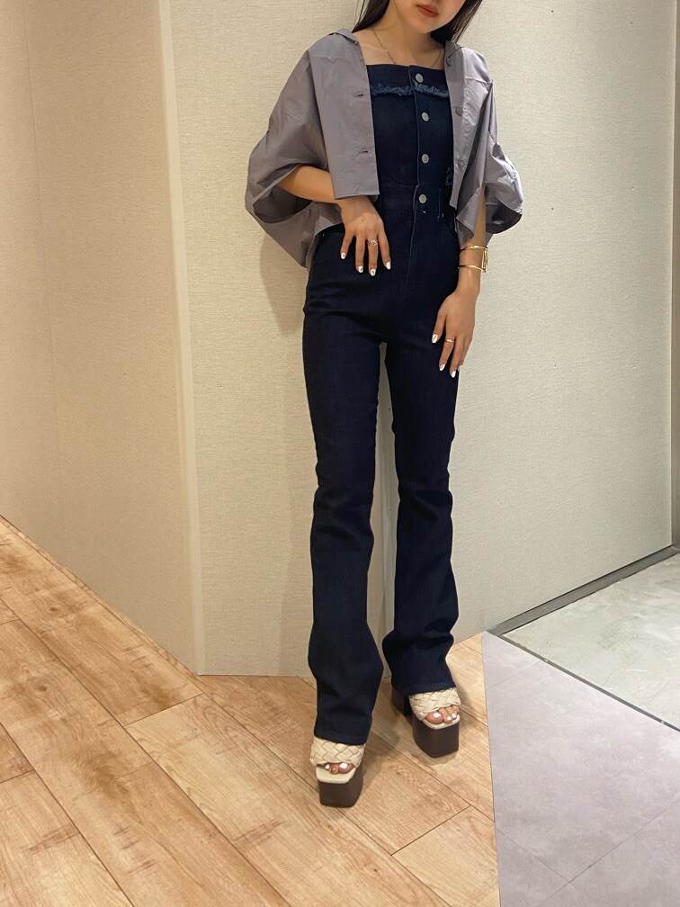 ブルー系のサロペット/オーバーオール、パープル系のシャツ/ブラウス、ホワイト系のショルダーバッグを着用したレディースの夏コーディネートの2枚目の写真