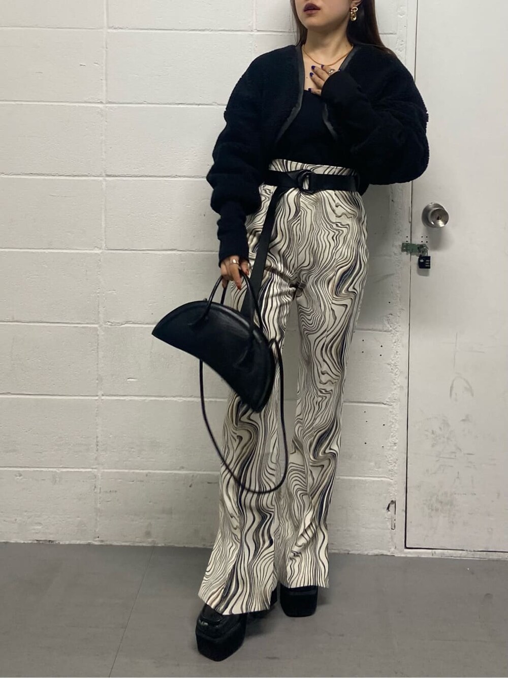 ブラック系のローファー、ブラック系のカーディガン/ボレロ、ブラック系のハンドバッグを着用したレディースの秋コーディネートの5枚目の写真