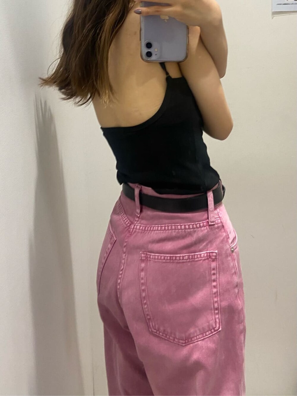 ブラック系のキャミソール、ホワイト系のサンダル、ピンク系のデニムパンツを着用したレディースの夏コーディネートの4枚目の写真