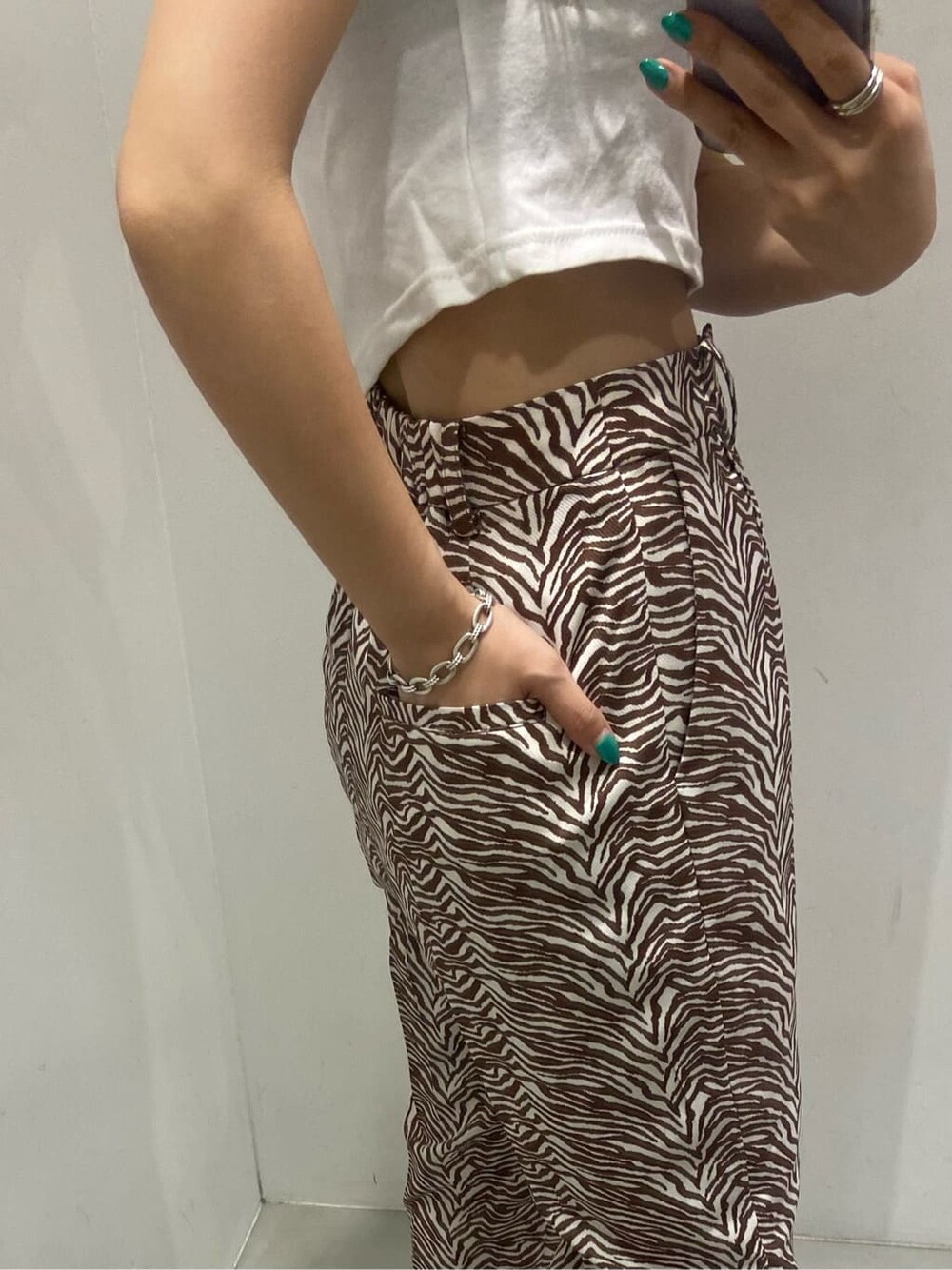 ホワイト系のTシャツ/カットソー、ブラック系のサンダル、その他のその他パンツを着用したレディースの春コーディネートの4枚目の写真