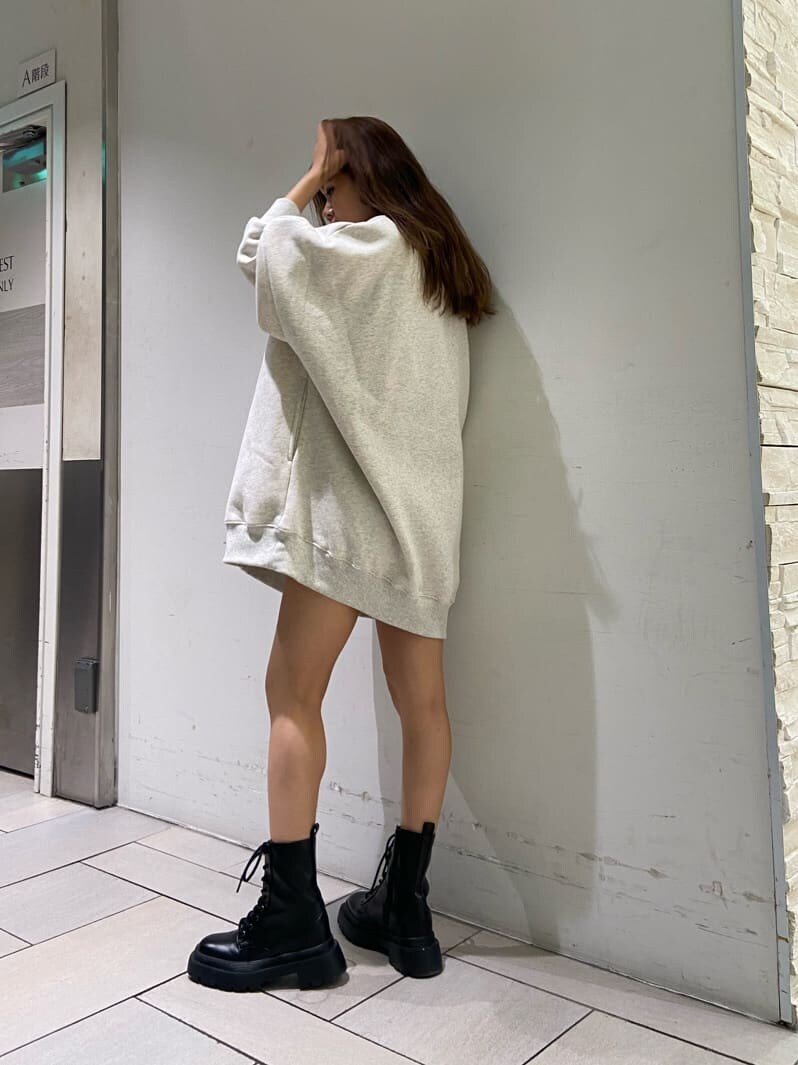 ブラック系のブーツ、グリーン系のショルダーバッグ、ホワイト系のスウェットを着用したレディースの夏コーディネートの4枚目の写真