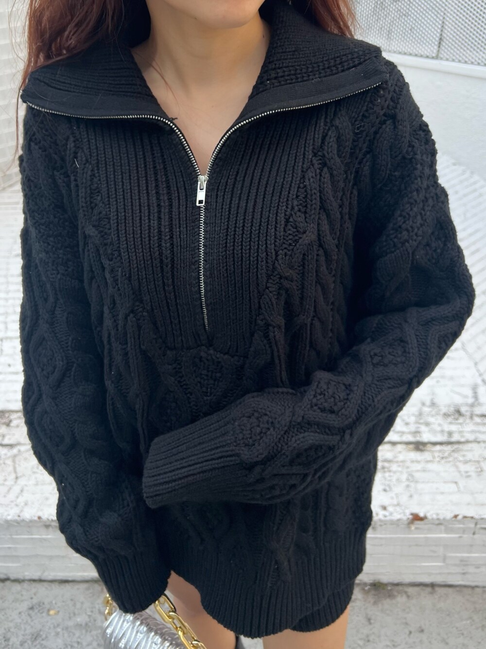 シルバー系のショルダーバッグ、ブラック系のブーツ、ブラック系のその他パンツを着用したレディースの秋コーディネートの5枚目の写真