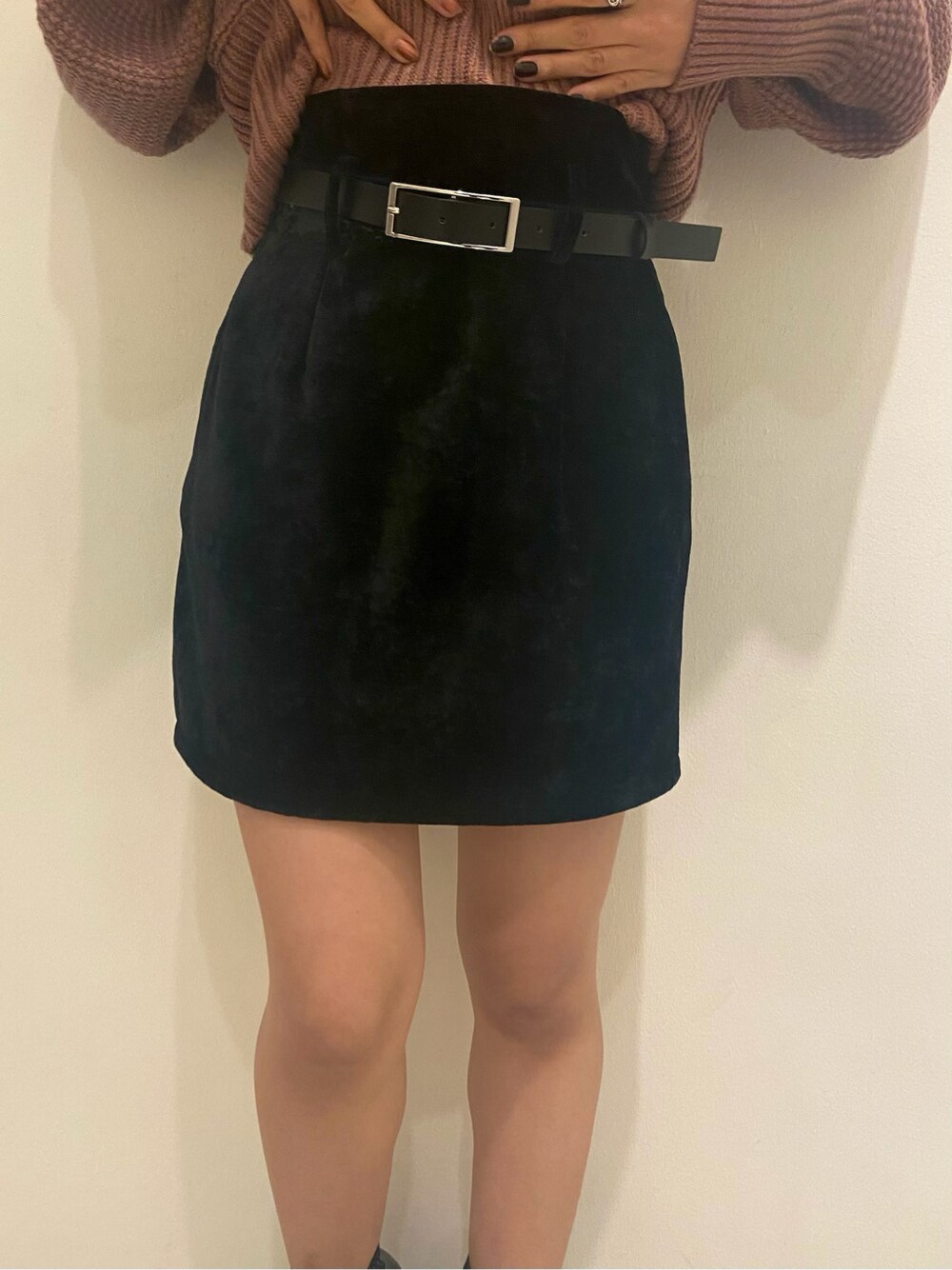 ブラック系のブーツを着用したレディースの冬コーディネートの3枚目の写真