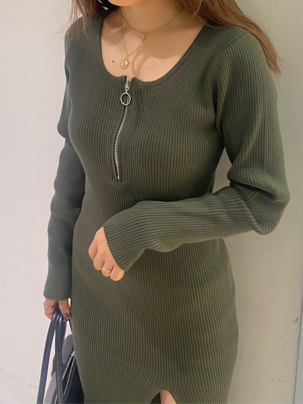 ブラック系のブーツ、ベージュ系のワンピース、ゴールド系のネックレスを着用したレディースの夏コーディネートの7枚目の写真