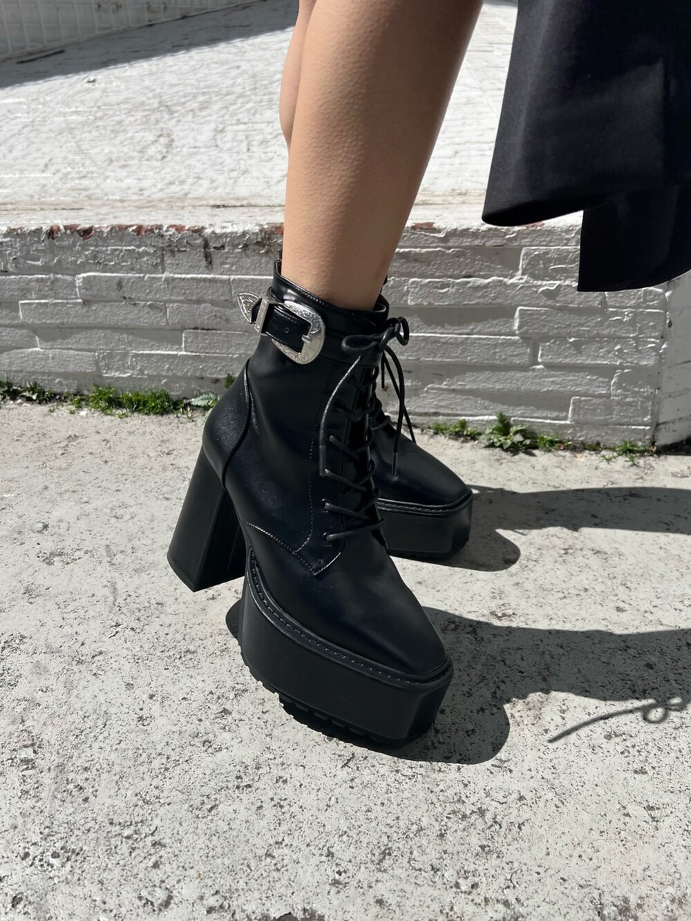 ブラック系のブーツ、ブラック系のテーラードジャケット、ブルー系のシャツ/ブラウスを着用したレディースの春コーディネートの7枚目の写真