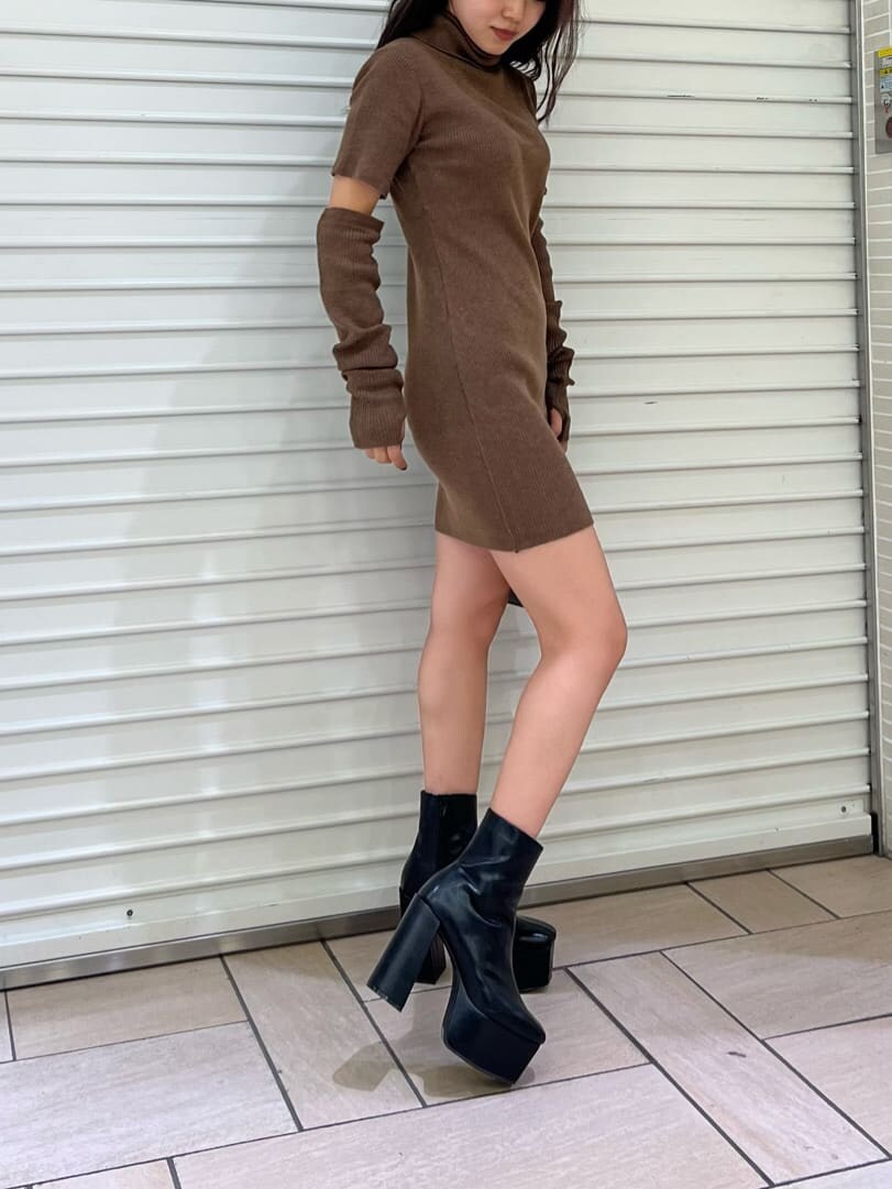 ブラウン系のワンピース、ブラック系のブーツ、ブラック系のショルダーバッグを着用したレディースの秋コーディネートの2枚目の写真