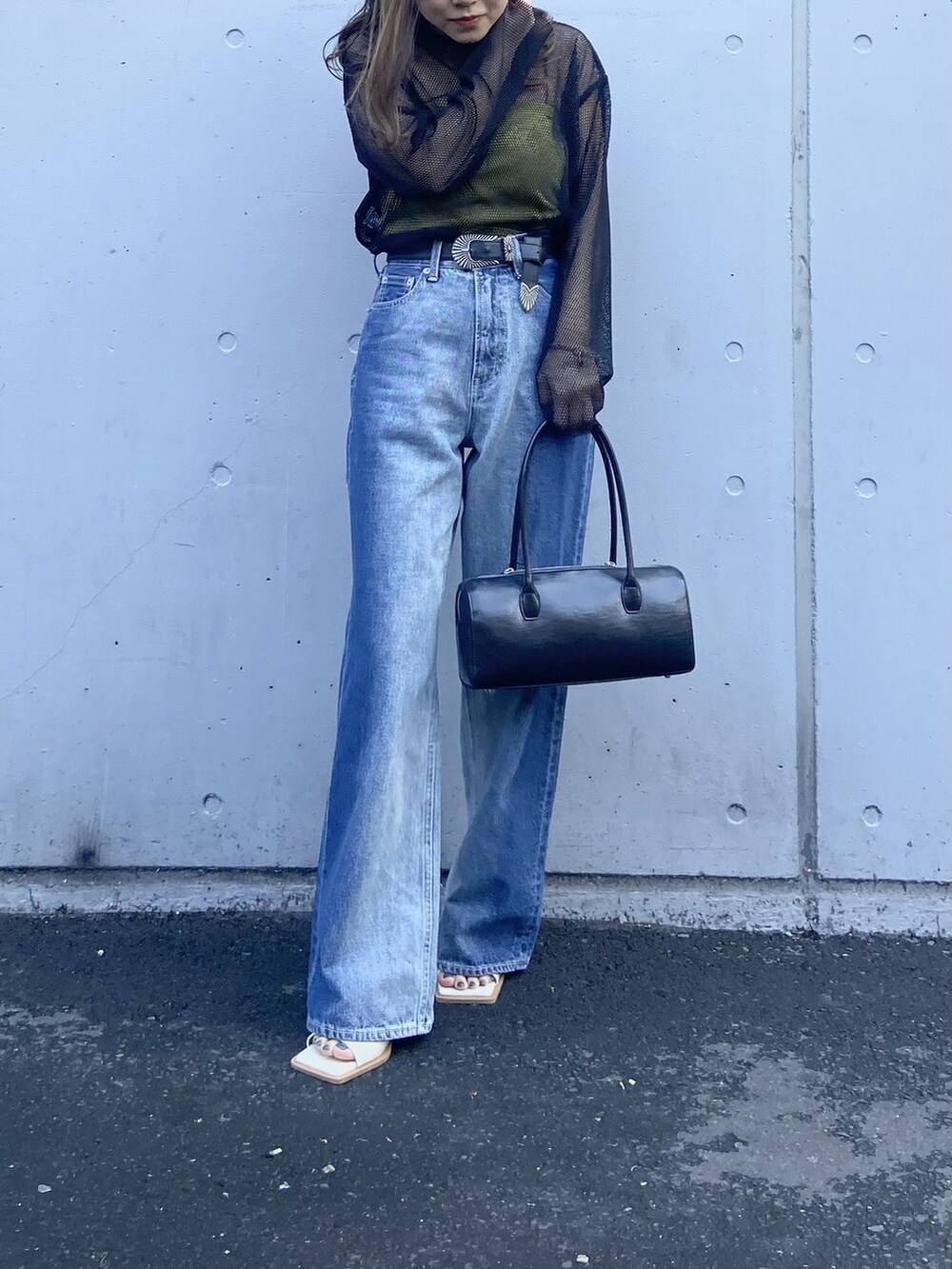 ブラック系のボストンバッグ、グリーン系のキャミソール、ブラック系のTシャツ/カットソーを着用したレディースの春コーディネートの3枚目の写真