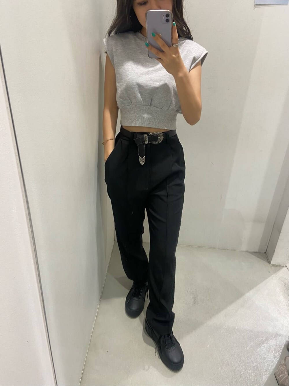 ブラック系のスニーカー、ブラック系のその他パンツ、グレー系のTシャツ/カットソーを着用したレディースの春コーディネートの3枚目の写真