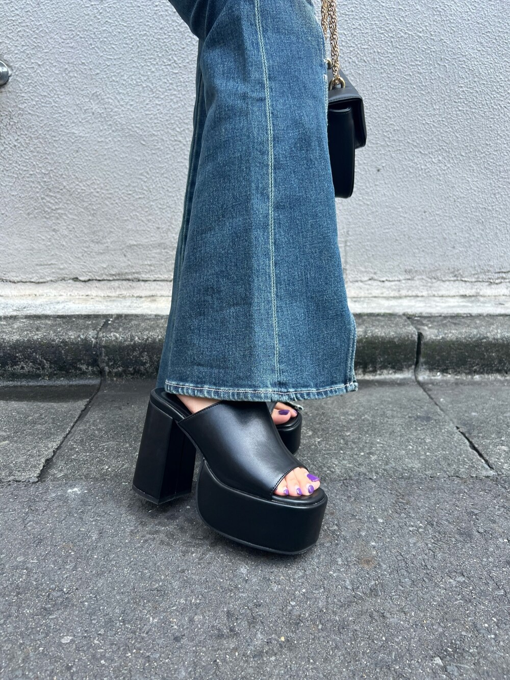 ブルー系のデニムパンツ、グレー系のシャツ/ブラウス、ブラック系のショルダーバッグを着用したレディースの夏コーディネートの10枚目の写真