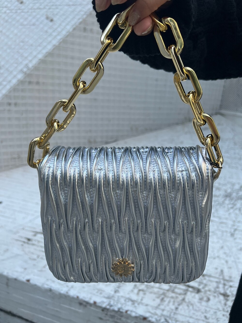 シルバー系のショルダーバッグ、ブラック系のブーツ、ブラック系のその他パンツを着用したレディースの秋コーディネートの8枚目の写真