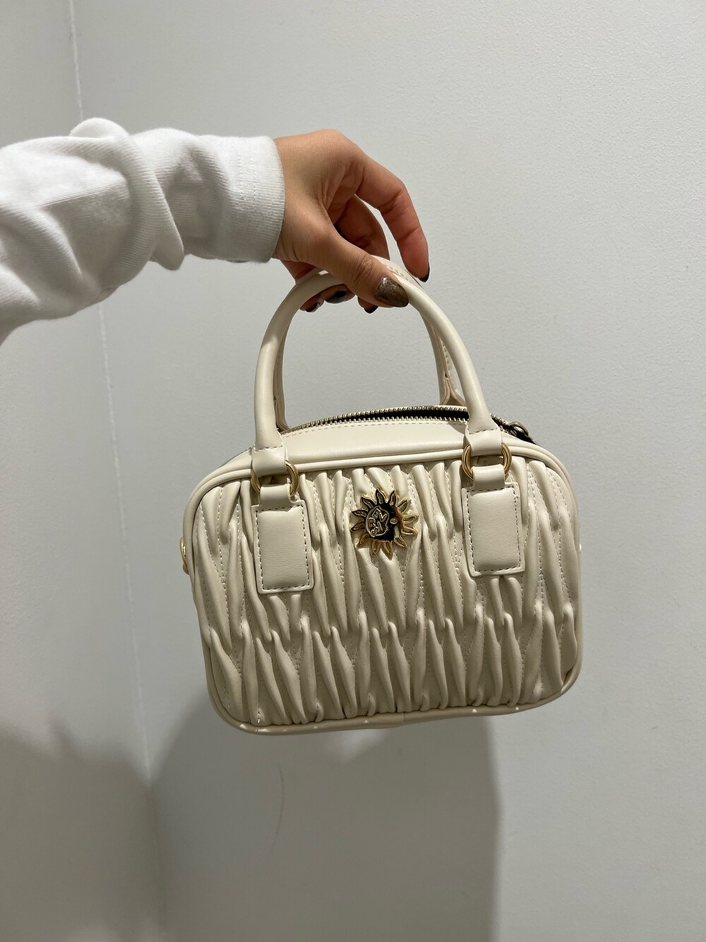 ブルー系のデニムパンツ、ホワイト系のショルダーバッグ、ホワイト系のTシャツ/カットソーを着用したレディースの秋コーディネートの7枚目の写真