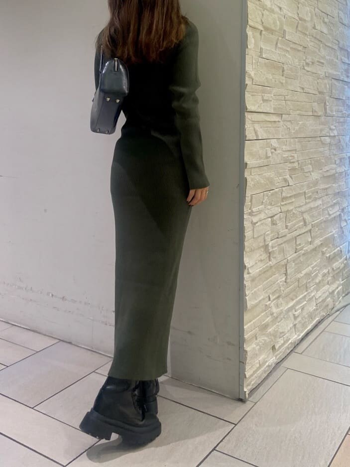 ブラック系のブーツ、ベージュ系のワンピース、ゴールド系のネックレスを着用したレディースの夏コーディネートの4枚目の写真