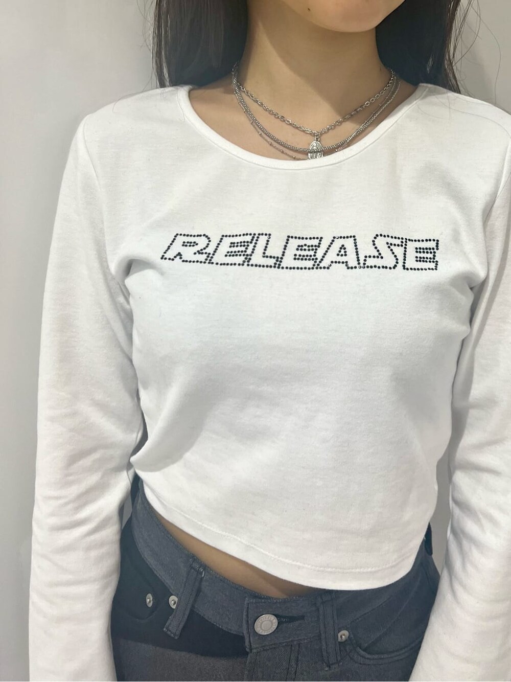 ブラック系のMA-1、ホワイト系のTシャツ/カットソー、ブラック系のデニムパンツを着用したレディースの秋コーディネートの3枚目の写真