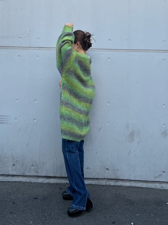 ブラック系のブーツ、ホワイト系のTシャツ/カットソー、ブルー系のデニムパンツを着用したレディースの秋コーディネートの6枚目の写真