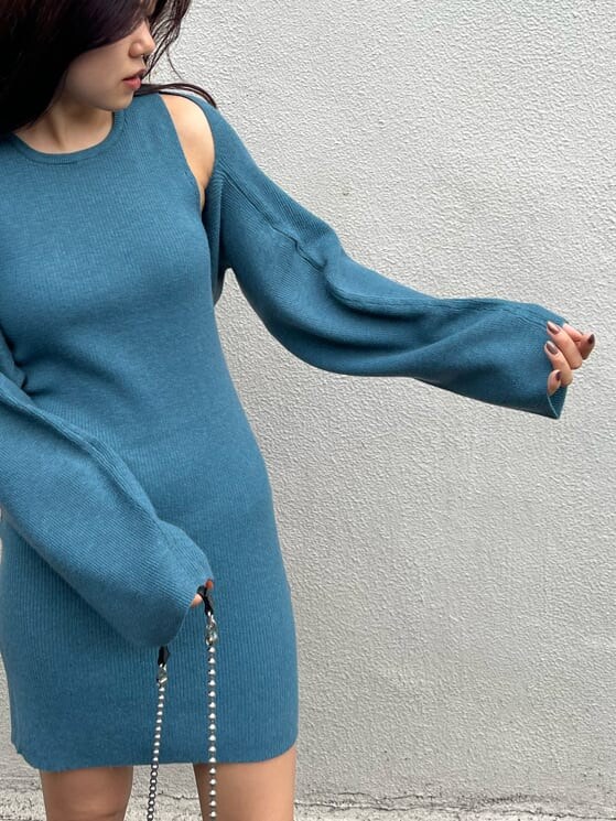 ブラック系のブーツ、ブラック系のショルダーバッグ、ブルー系のワンピースを着用したレディースの夏コーディネートの9枚目の写真