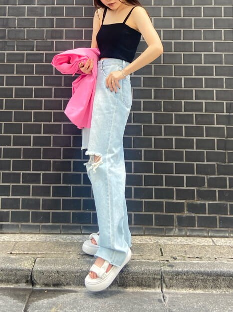 ブラック系のキャミソール、ピンク系のシャツ/ブラウス、ブルー系のデニムパンツを着用したレディースの夏コーディネートの3枚目の写真