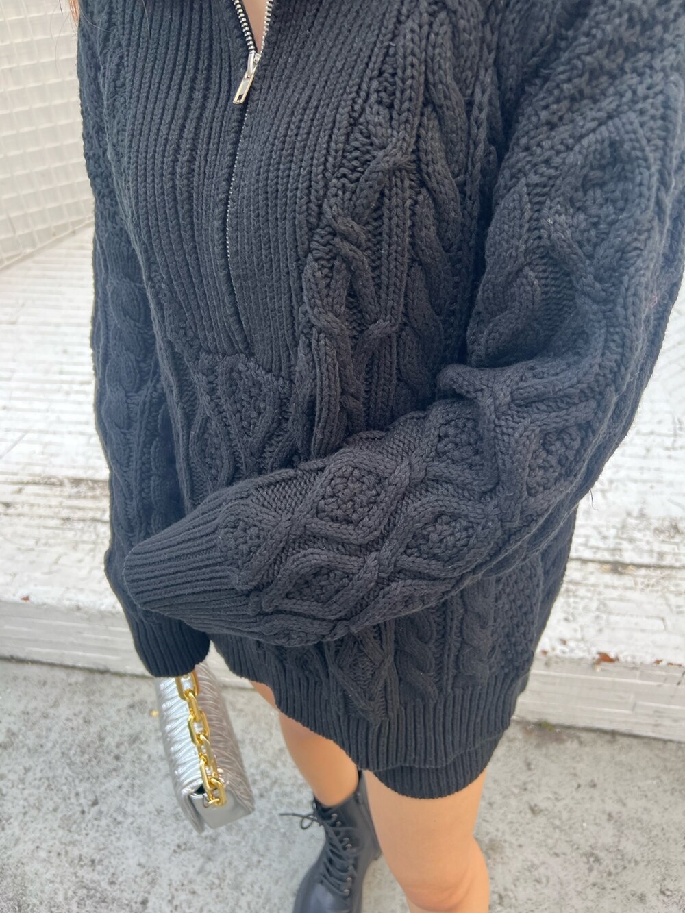 シルバー系のショルダーバッグ、ブラック系のブーツ、ブラック系のその他パンツを着用したレディースの秋コーディネートの6枚目の写真