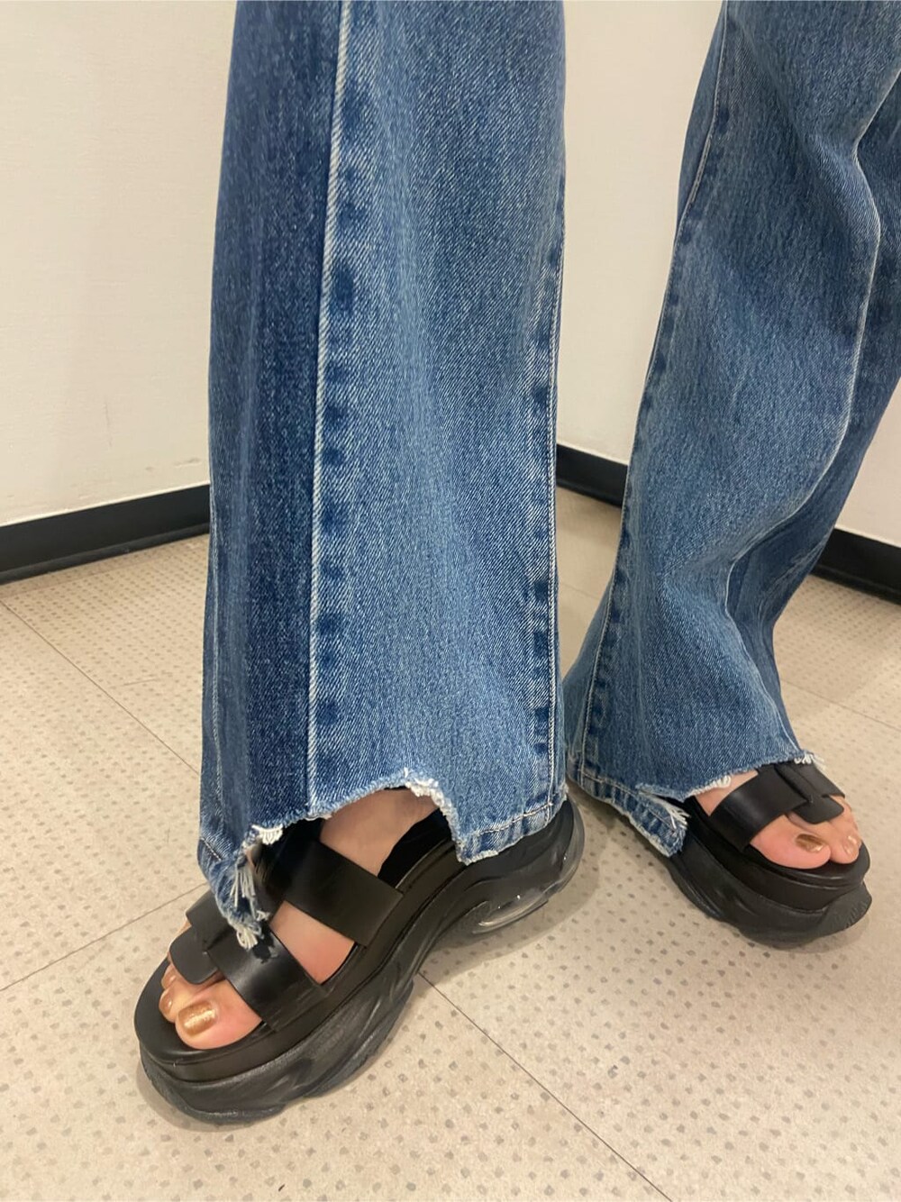 ホワイト系のタンクトップ、ブルー系のサロペット/オーバーオール、ブラック系のサンダルを着用したレディースの夏コーディネートの8枚目の写真