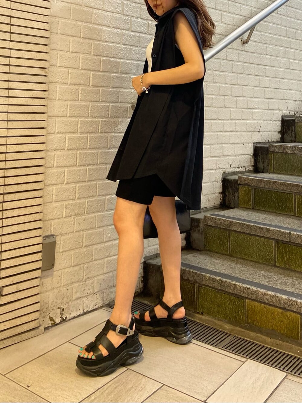 ブラック系のシャツ/ブラウス、ブラック系のサンダル、ホワイト系のタンクトップを着用したレディースの夏コーディネートの3枚目の写真