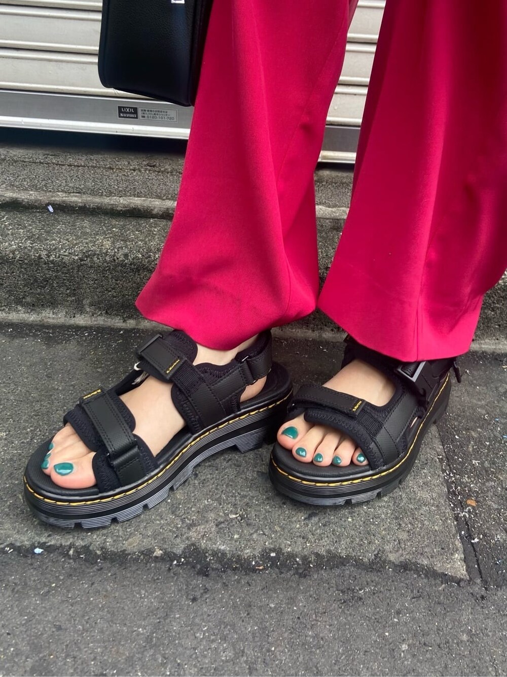 ホワイト系のシャツ/ブラウス、ブラック系のタンクトップ、レッド系のスラックスを着用したレディースの春コーディネートの7枚目の写真