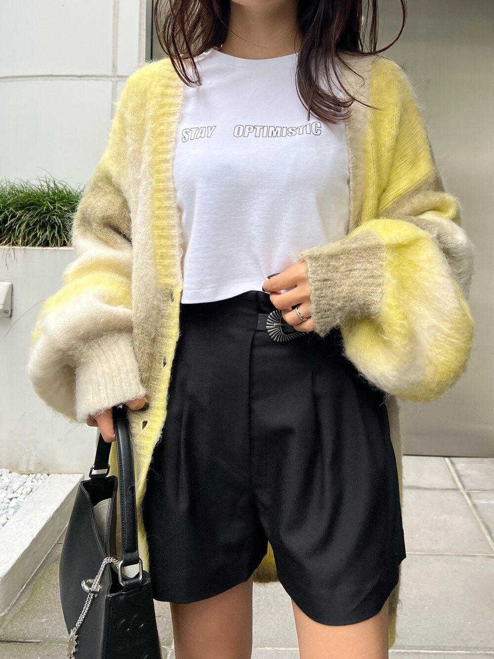 ブラック系のその他パンツ、ブラック系のハンドバッグ、ブラック系のTシャツ/カットソーを着用したレディースの秋コーディネートの5枚目の写真