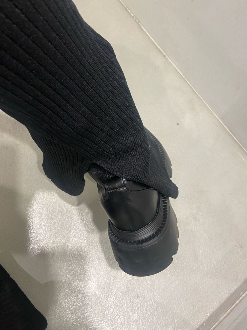 ブラック系のブーツ、ブラック系のショルダーバッグ、ブラック系のその他パンツを着用したレディースの春コーディネートの6枚目の写真