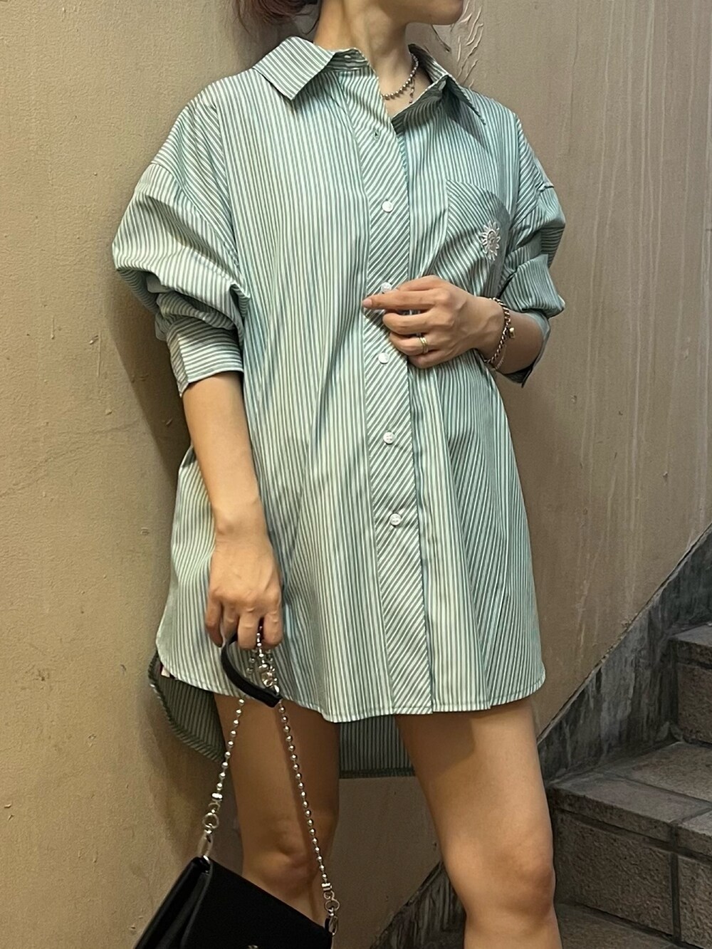 グリーン系のシャツ/ブラウス、ブラック系のブーツ、ホワイト系のその他パンツを着用したレディースの夏コーディネートの4枚目の写真