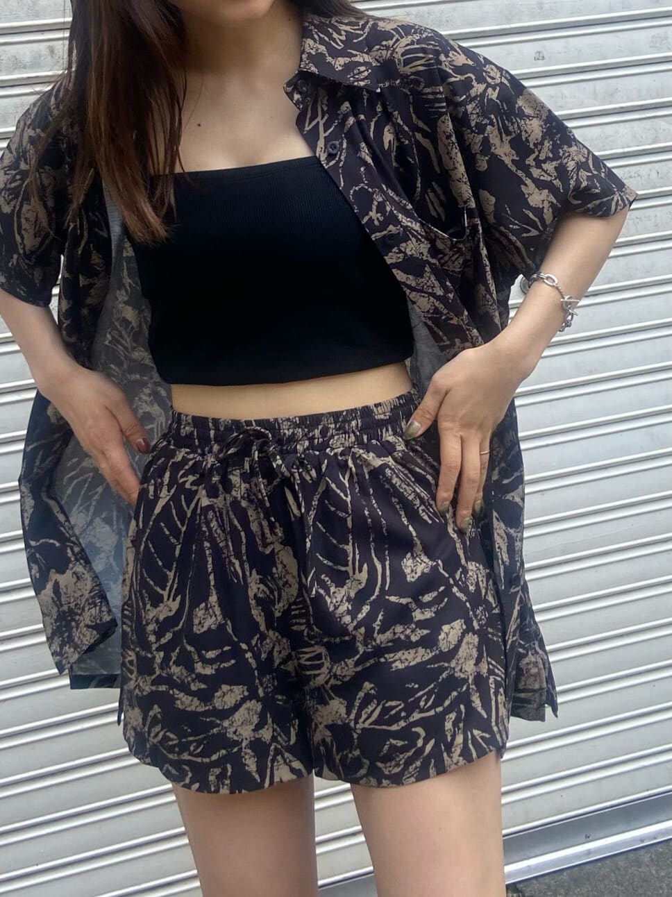 ブラック系のキャミソール、ブラック系のサンダル、ブラック系のシャツ/ブラウスを着用したレディースの夏コーディネートの5枚目の写真