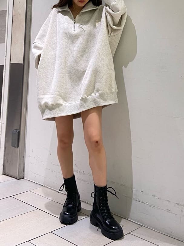 ブラック系のブーツ、グリーン系のショルダーバッグ、ホワイト系のスウェットを着用したレディースの夏コーディネートの8枚目の写真