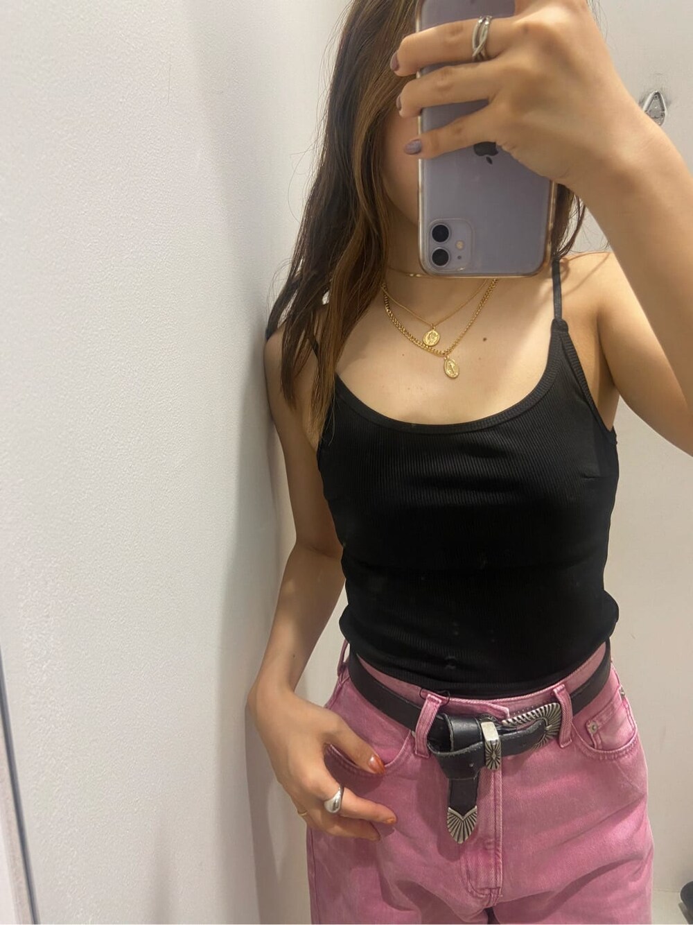 ブラック系のキャミソール、ホワイト系のサンダル、ピンク系のデニムパンツを着用したレディースの夏コーディネートの3枚目の写真