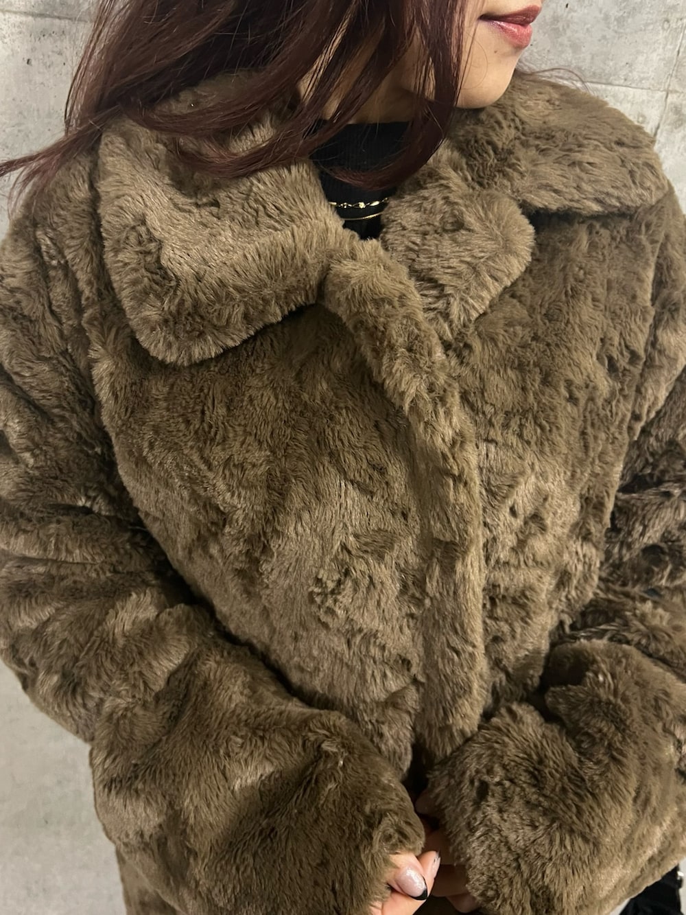 ブラック系のブーツ、ブラウン系のチェスターコート、ブラック系のワンピースを着用したレディースの冬コーディネートの8枚目の写真