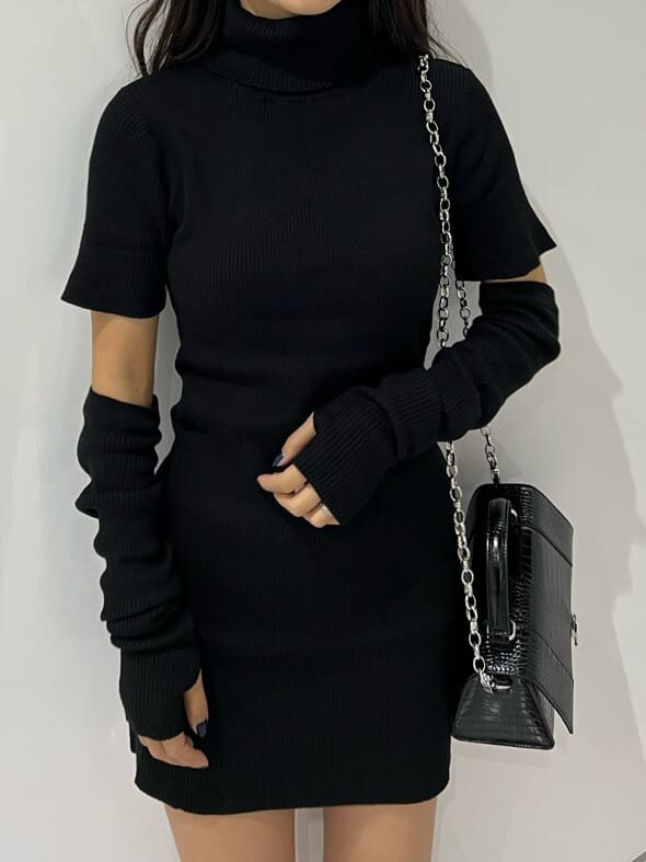 ブラック系のワンピース、ブラック系のブーツ、ブラック系のショルダーバッグを着用したレディースの秋コーディネートの5枚目の写真