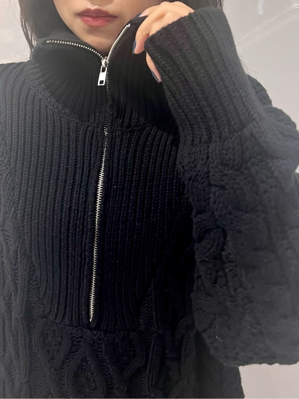 ブラック系のその他パンツ、ブラック系のニット/セーター、その他のブーツを着用したレディースの秋コーディネートの3枚目の写真