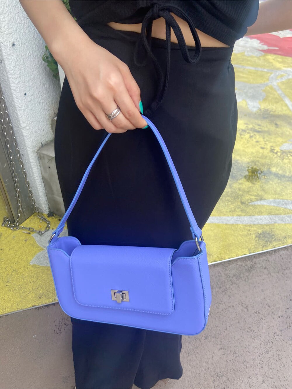 ホワイト系のサンダル、パープル系のショルダーバッグ、ブラック系のTシャツ/カットソーを着用したレディースの春コーディネートの10枚目の写真