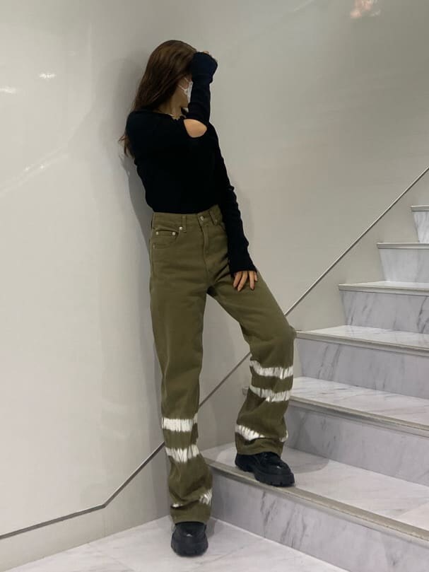 ブラック系のブーツ、ブラック系のTシャツ/カットソー、ベージュ系のデニムパンツを着用したレディースの夏コーディネートの2枚目の写真