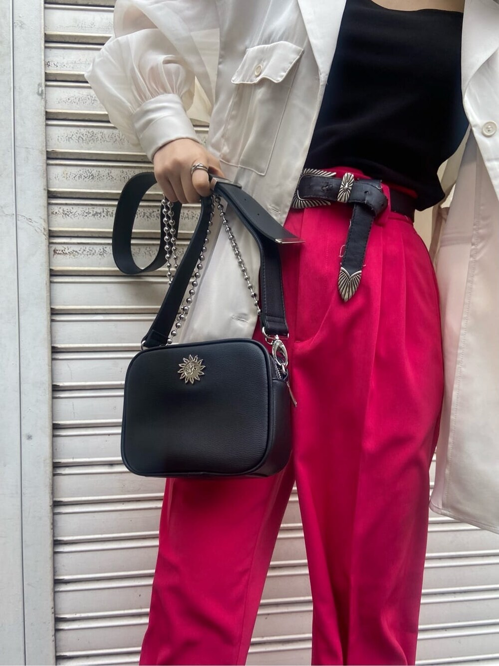 ホワイト系のシャツ/ブラウス、ブラック系のタンクトップ、レッド系のスラックスを着用したレディースの春コーディネートの6枚目の写真