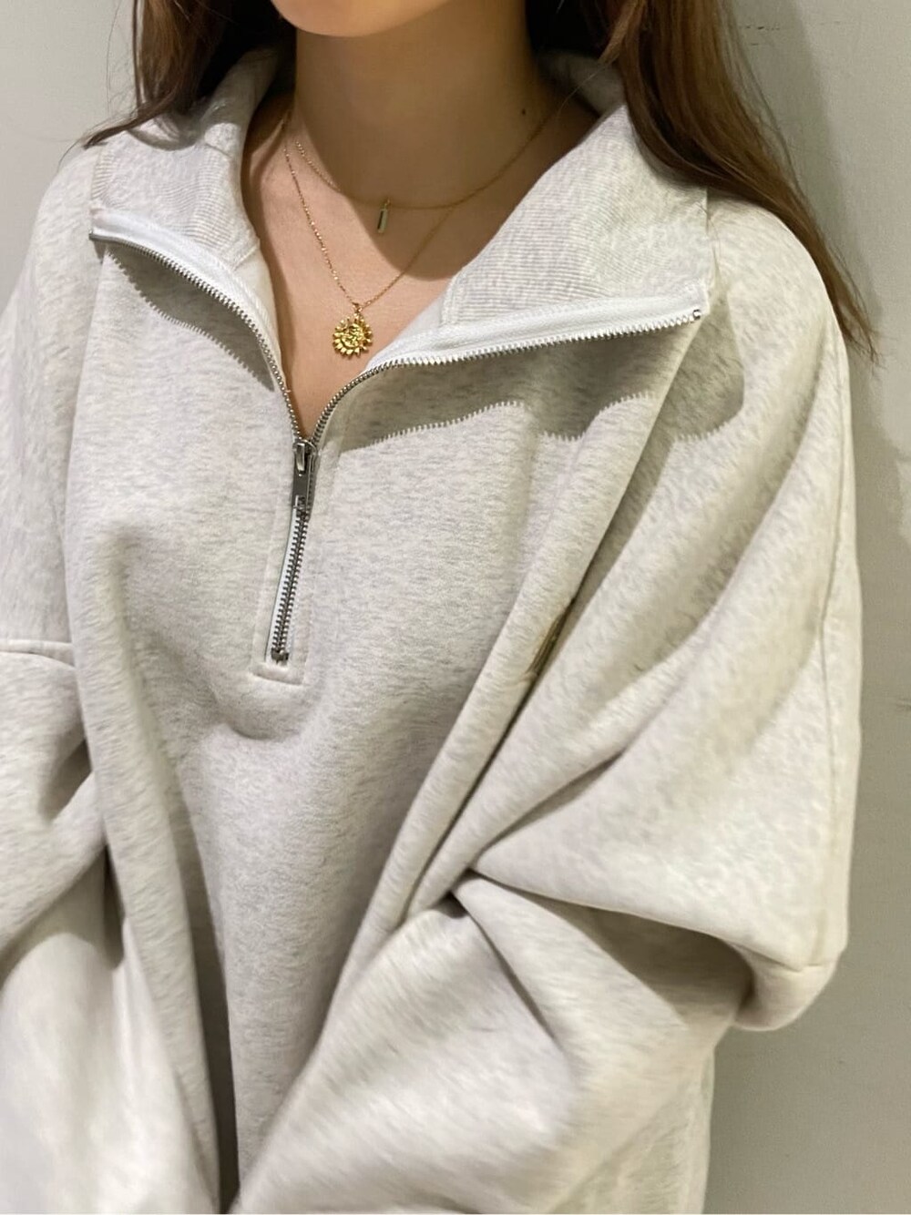 ブラック系のブーツ、グリーン系のショルダーバッグ、ホワイト系のスウェットを着用したレディースの夏コーディネートの5枚目の写真