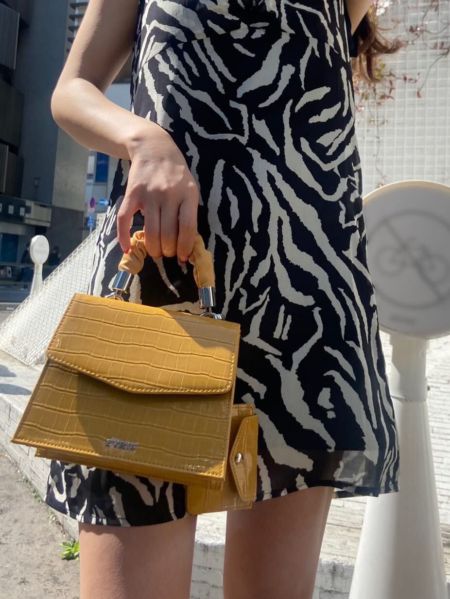 ベージュ系のテーラードジャケット、ブラック系のワンピース、ブラック系のサンダルを着用したレディースの春コーディネートの6枚目の写真