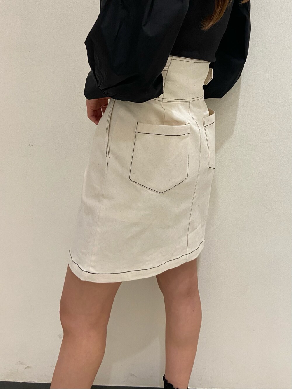 ホワイト系のスカート、ブラック系のサンダル、ブラック系のシャツ/ブラウスを着用したレディースの春コーディネートの4枚目の写真