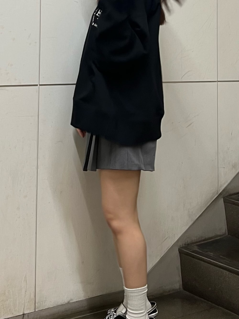 グレー系のその他パンツ、ブラック系のスウェット、シルバー系のサンダルを着用したレディースの春コーディネートの5枚目の写真