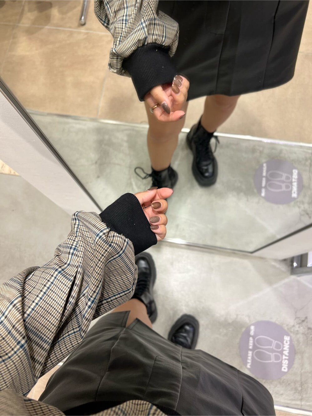 ブラック系のブーツ、ブラック系のシャツ/ブラウス、ブラック系のスカートを着用したレディースの秋コーディネートの5枚目の写真