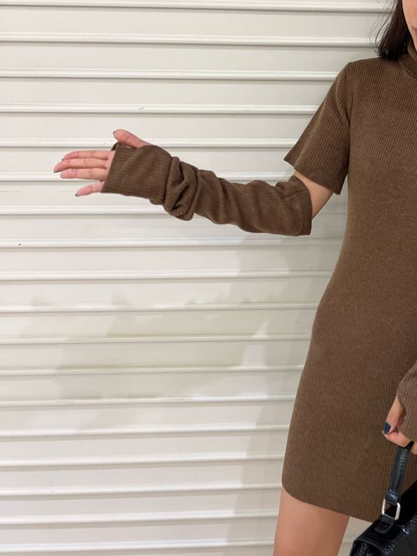 ブラウン系のワンピース、ブラック系のブーツ、ブラック系のショルダーバッグを着用したレディースの秋コーディネートの7枚目の写真