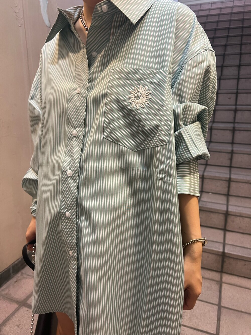 グリーン系のシャツ/ブラウス、ブラック系のブーツ、ホワイト系のその他パンツを着用したレディースの夏コーディネートの5枚目の写真